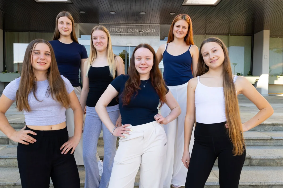 Plesalke Arabeske pred Kulturnim domom Krško