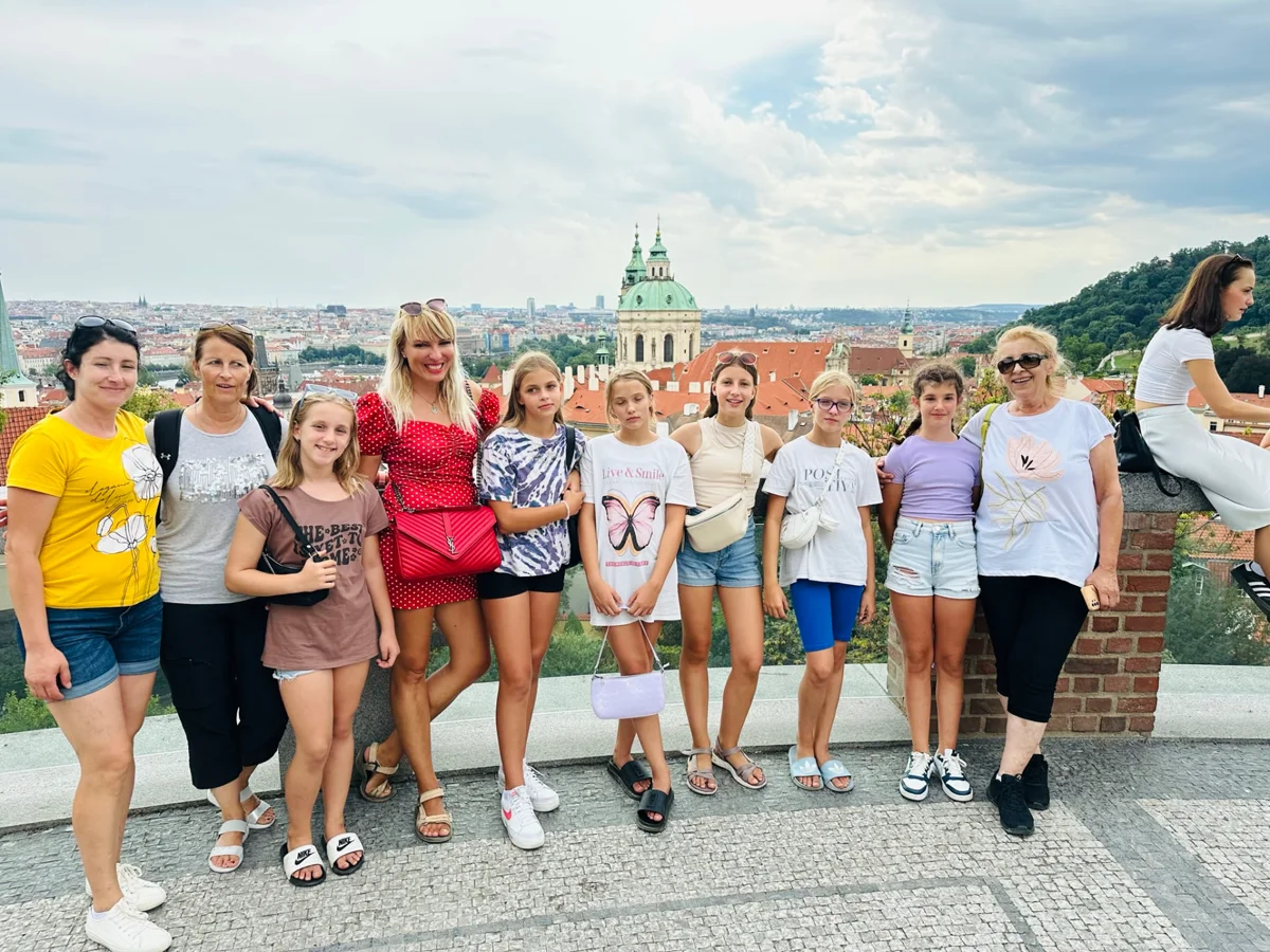 Plesalke in spremljevalke Arabeske na razgledni točki v Pragi