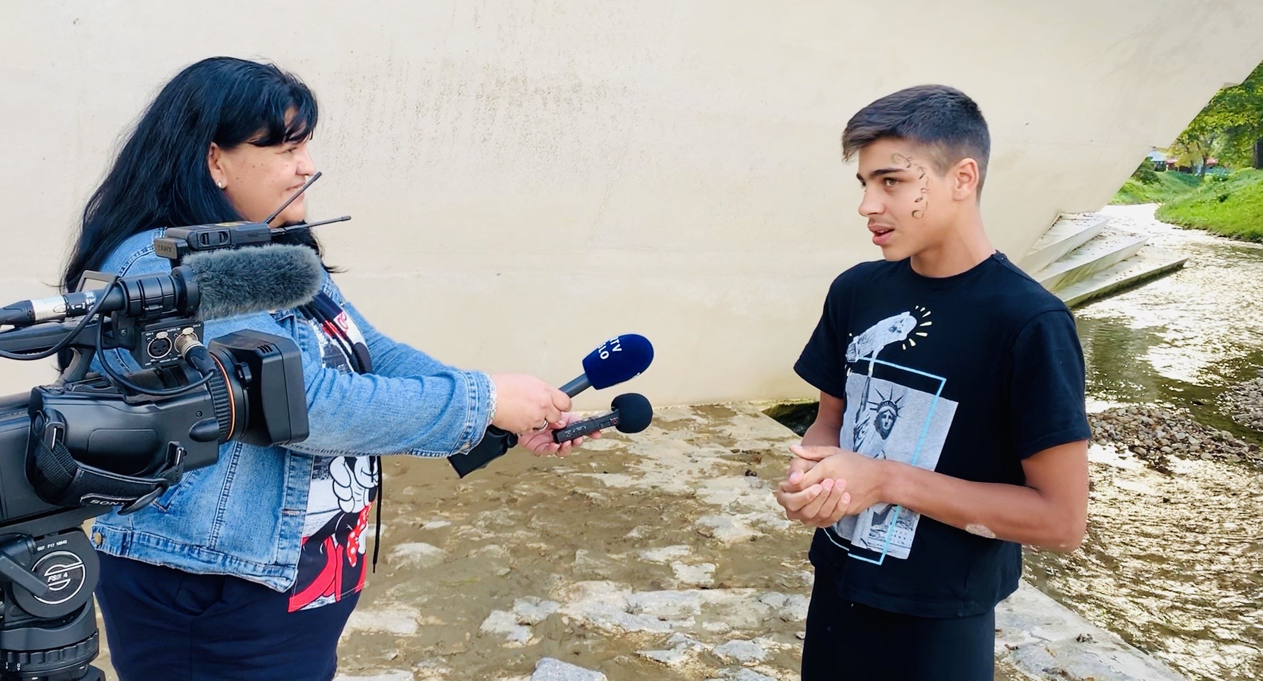 Mladi plesalec med televizijskim intervjujem