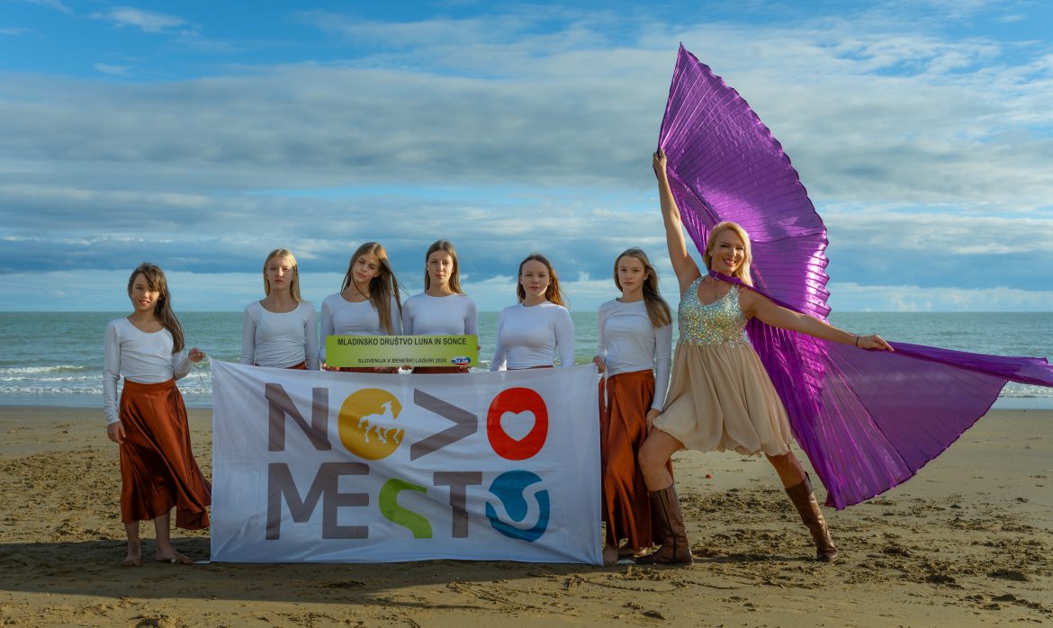 Plesna skupina Arabeska v plesnih kostumih na fotografiji v Lido di Jesolo na plaži