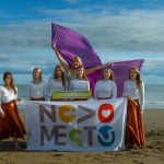 Plesna skupina Arabeska v kostumih na plaži Lido di Jesolo