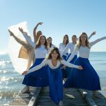 Fotografija plesalk Arabeska na pomolu plaže Lido di Jesolo